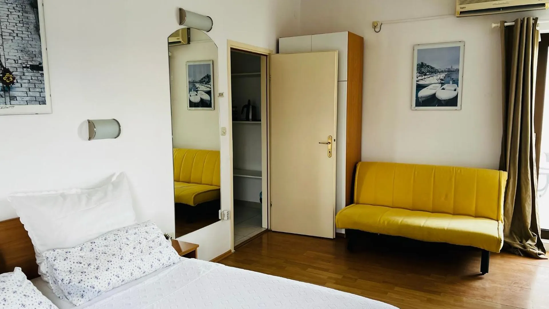 Apartments Ruza Kastela 0*,